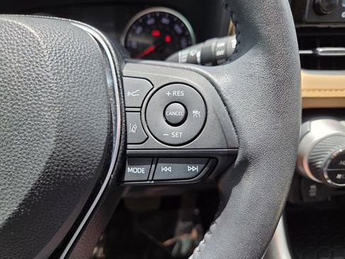 Used 2020 Toyota RAV4 XLE Premium FWD image 31