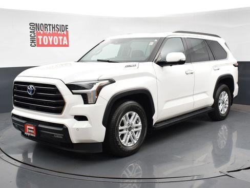 Used 2023 Toyota Sequoia SR5 w/ SR5 Premium Package image 8