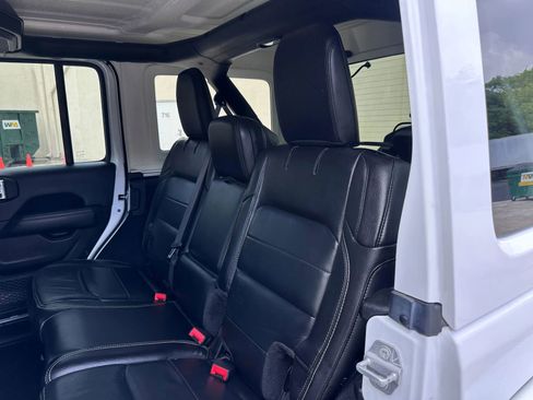 Used 2019 Jeep Wrangler Unlimited Sahara w/ Uconnect 4C Nav & Sound Group AWD/4WD image 9