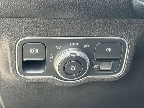 Used 2025 Mercedes-Benz GLB 250 image 21