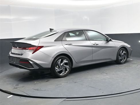 Certified 2025 Hyundai Elantra Sport image 4