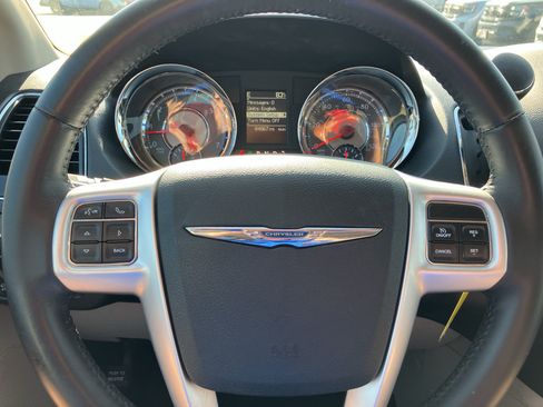 Used 2016 Chrysler Town & Country Touring FWD image 15