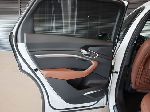 Used 2024 Audi Q8 e-tron Premium Plus image 28