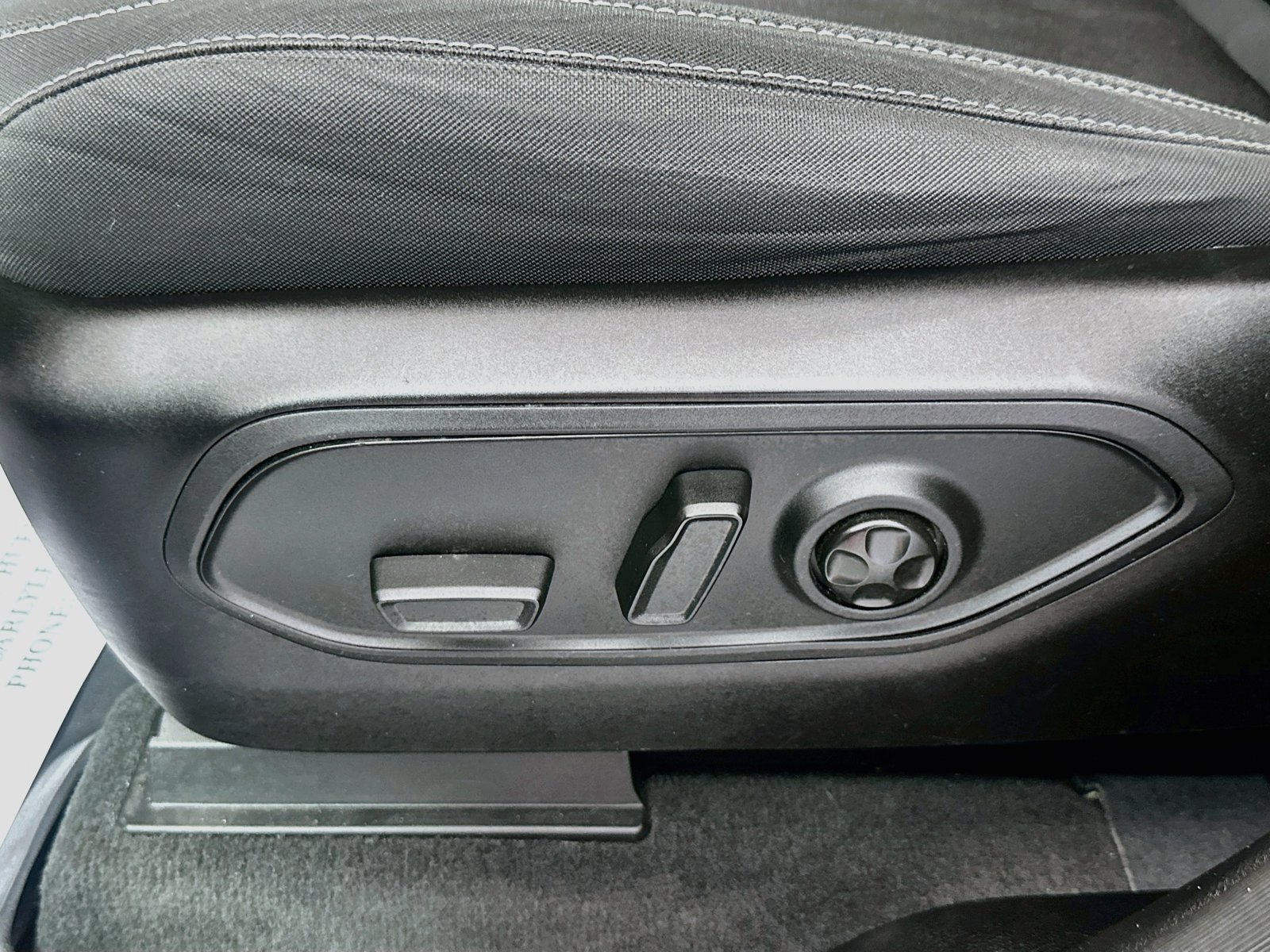 Used 2023 Jeep Grand Cherokee Laredo AWD/4WD image 18