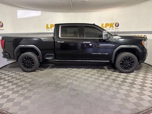 Used 2022 GMC Sierra 2500 Denali w/ Denali Black Diamond Edition AWD/4WD image 2