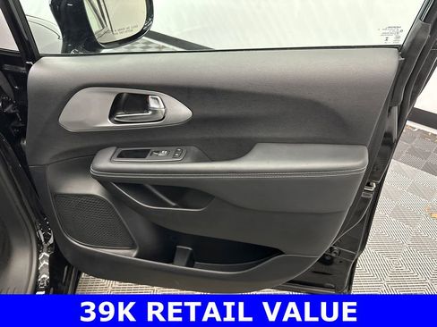 Used 2025 Chrysler Pacifica Limited image 16