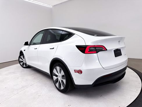 Used 2022 Tesla Model Y Long Range AWD/4WD image 2