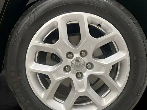 Used 2018 Jeep Renegade Latitude FWD image 22