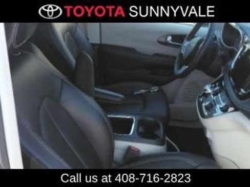 Used 2024 Chrysler Pacifica Limited FWD image 4