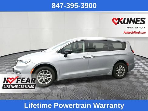 Used 2024 Chrysler Pacifica Touring-L image 5