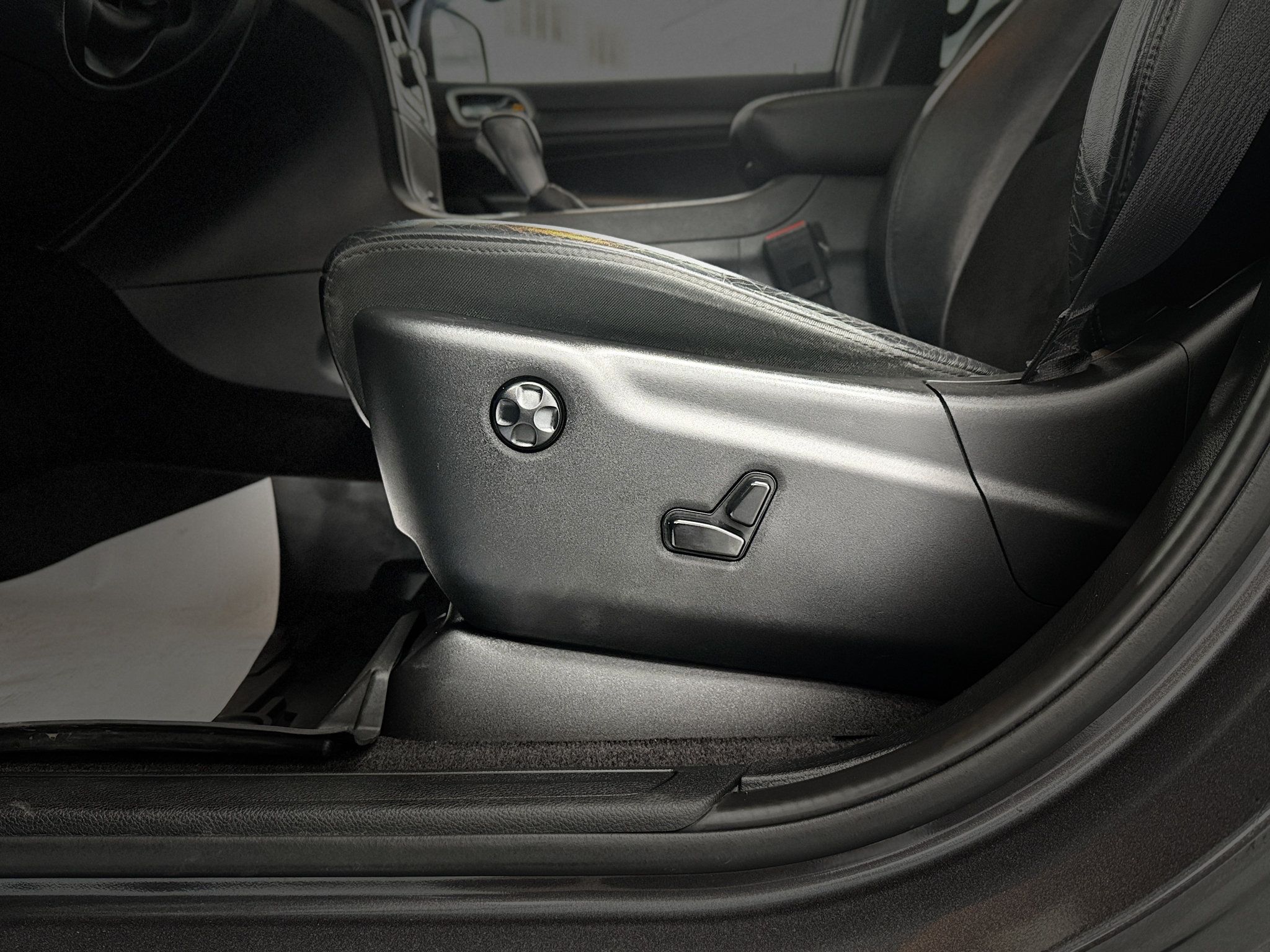 Used 2018 Jeep Grand Cherokee Altitude AWD/4WD image 13