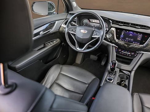Certified 2025 Cadillac XT6 Premium Luxury FWD image 29