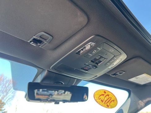 Used 2025 Toyota Sienna Platinum image 30