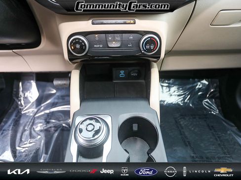 Used 2022 Ford Escape SE image 18