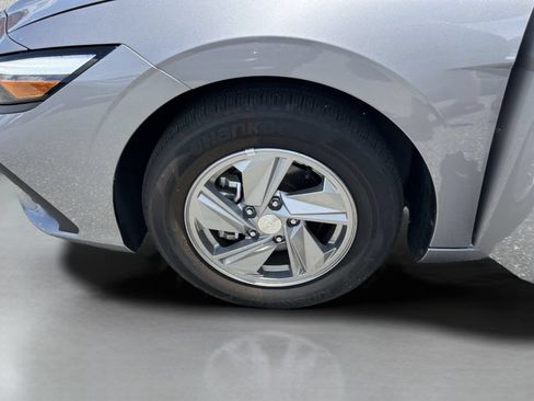 New 2025 Hyundai Elantra SE FWD image 32