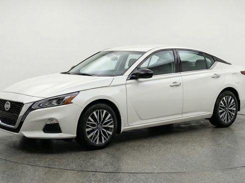 Used 2025 Nissan Altima 2.5 SV FWD image 3