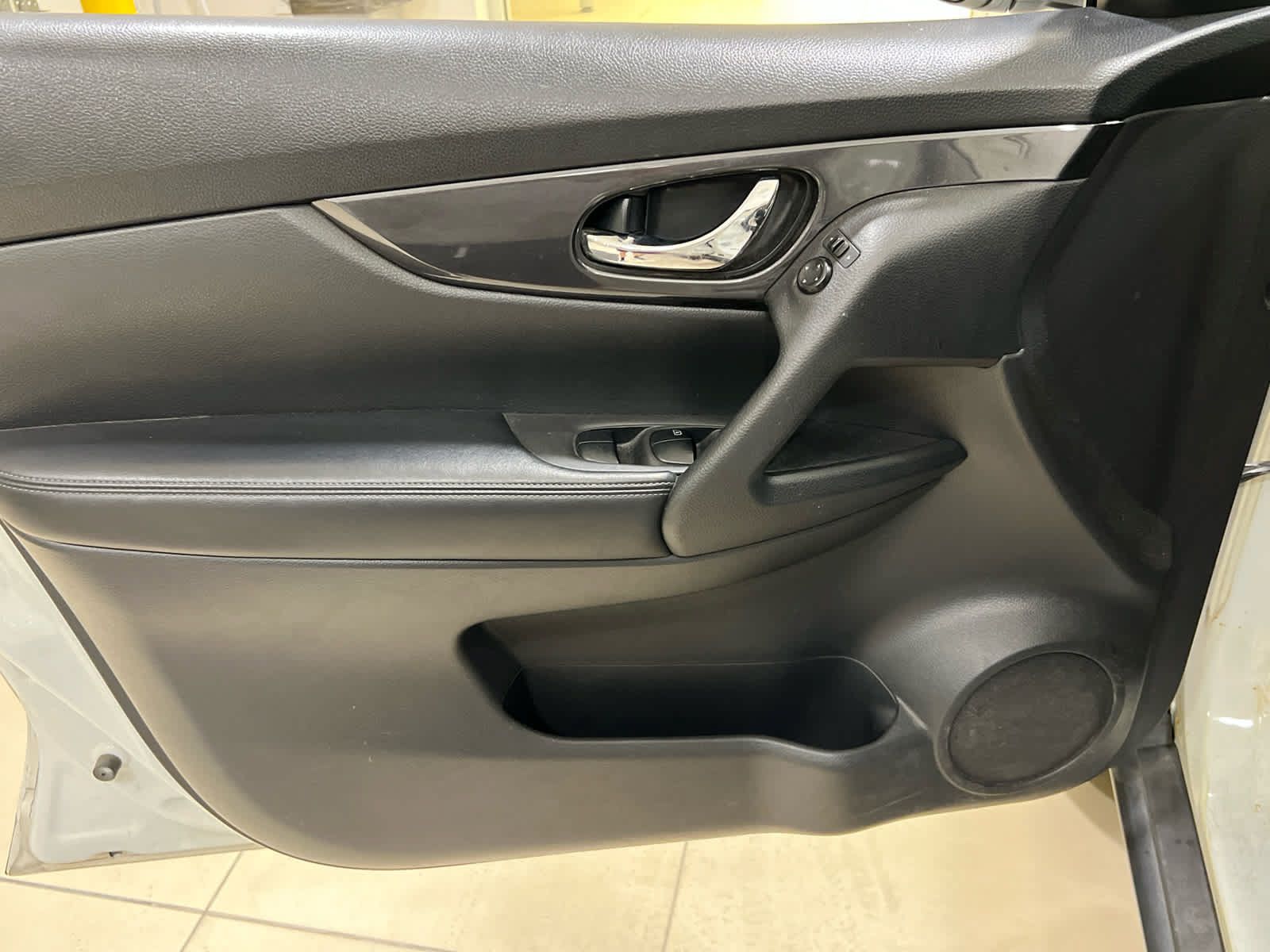 Used 2017 Nissan Rogue SV FWD image 11