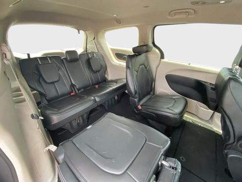 Used 2024 Chrysler Pacifica Touring-L FWD image 14