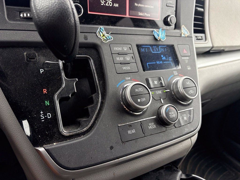 Used 2020 Toyota Sienna L FWD image 23