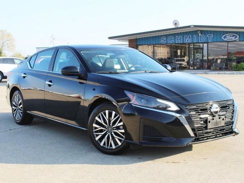 Used 2024 Nissan Altima 2.5 SV image 2