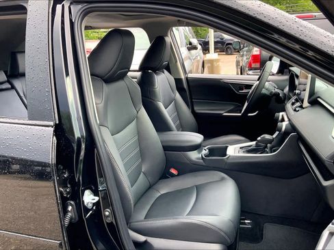 Used 2025 Toyota RAV4 XLE Premium image 9