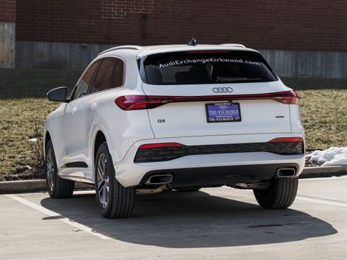 Certified 2025 Audi Q5 Premium w/ Convenience Package image 5