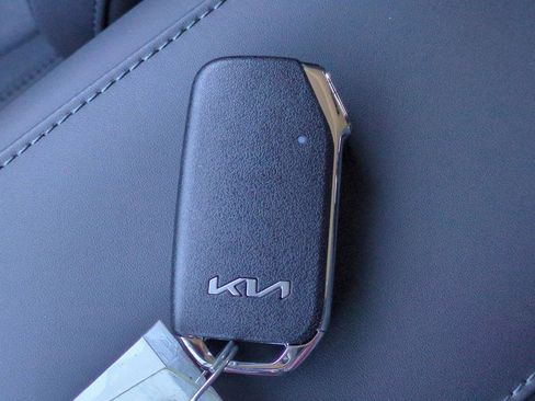 New 2025 Kia Niro EX Touring image 30