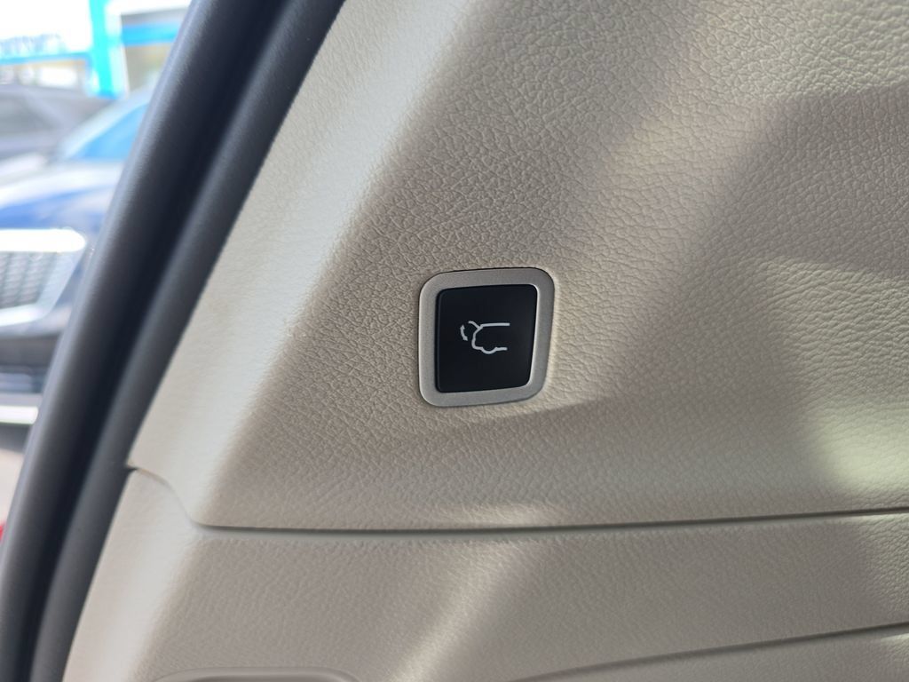 Used 2023 Chrysler Pacifica Touring-L FWD image 13
