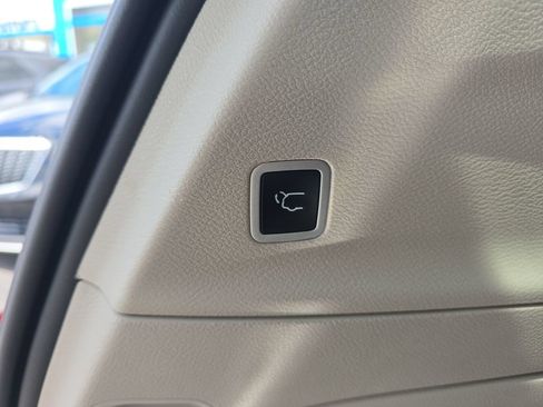 Used 2023 Chrysler Pacifica Touring-L FWD image 13