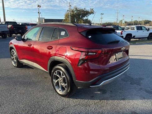 Used 2025 Chevrolet Trax LT w/ LT Convenience Package image 5