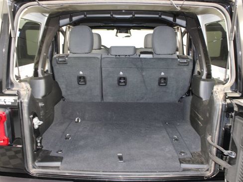 Used 2025 Jeep Wrangler Unlimited Sahara AWD/4WD image 17