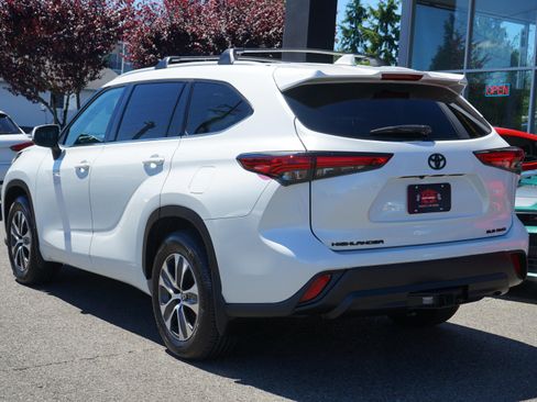 Used 2022 Toyota Highlander XLE AWD/4WD image 3
