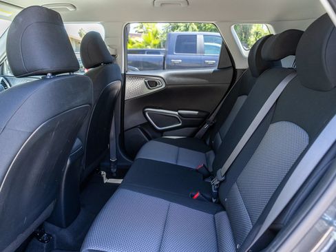 Used 2025 Kia Soul LX w/ LX Technology Package FWD image 23