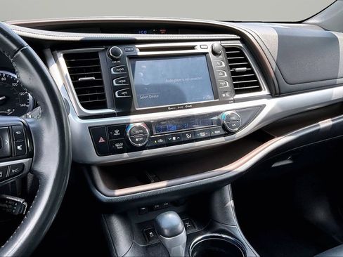 Used 2019 Toyota Highlander XLE AWD/4WD image 9