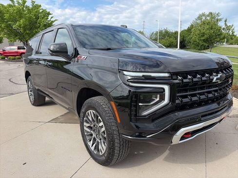 Used 2025 Chevrolet Suburban Z71 AWD/4WD image 2