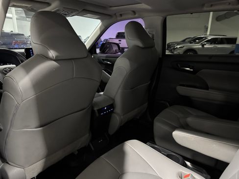 Used 2020 Toyota Highlander XLE image 35