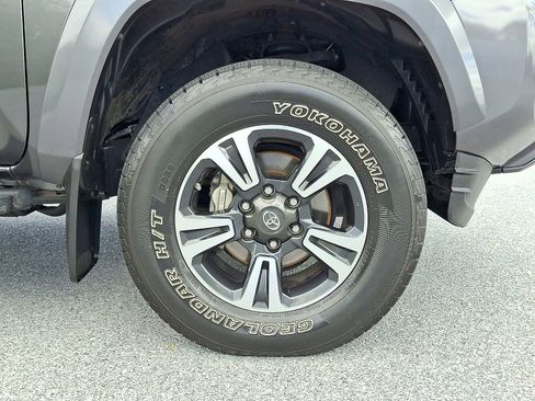 Used 2018 Toyota Tacoma TRD Sport AWD/4WD image 9
