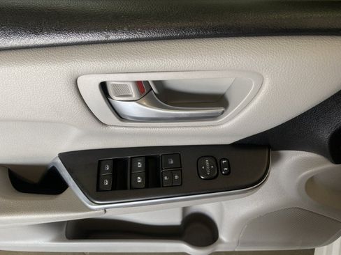 Used 2017 Toyota Camry SE w/ Moonroof Package FWD image 26