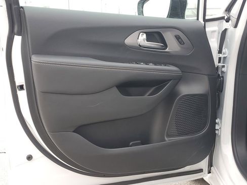 New 2026 Chrysler Pacifica Select FWD image 19