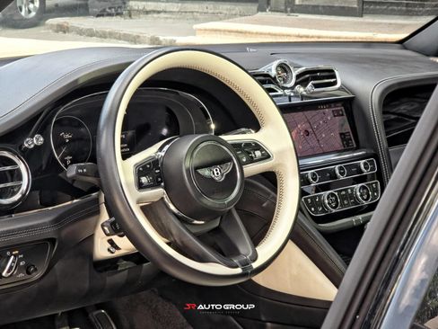 Used 2021 Bentley Bentayga AWD/4WD image 26