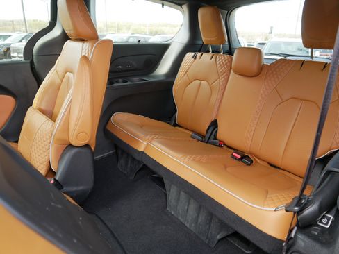 Used 2022 Chrysler Pacifica Pinnacle AWD/4WD image 18