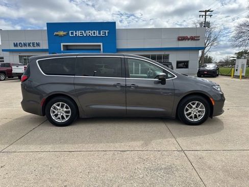 Used 2023 Chrysler Pacifica Touring-L image 2
