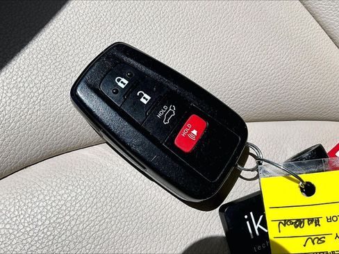Used 2022 Toyota Highlander XLE FWD image 15
