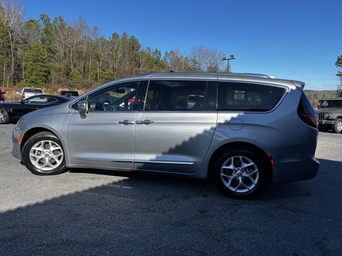 Used 2020 Chrysler Pacifica Limited image 6