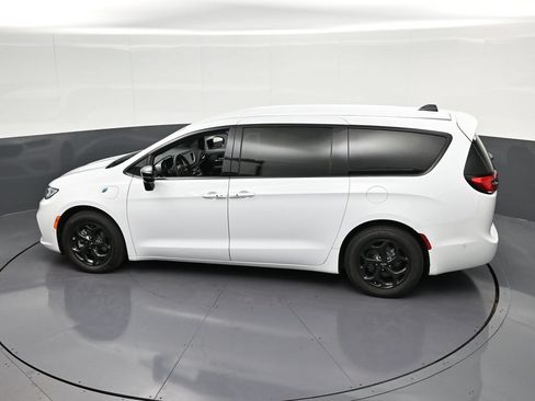 Used 2024 Chrysler Pacifica Limited FWD image 28