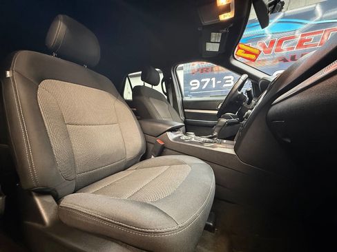 Used 2017 Ford Explorer XLT w/ Equipment Group 201A image 4