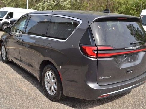 Used 2023 Chrysler Pacifica Touring-L FWD image 6