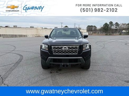 Used 2024 Nissan Frontier SV image 2