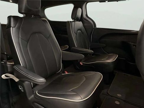 Used 2026 Chrysler Pacifica Limited FWD image 46