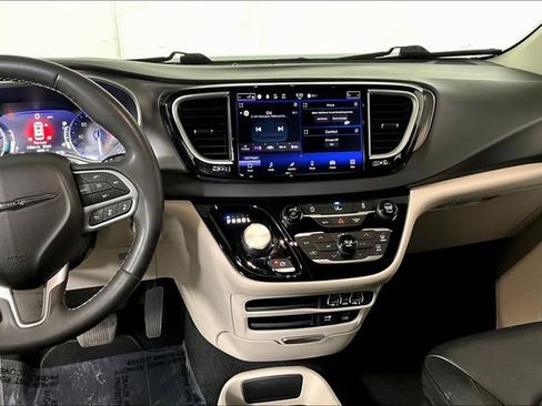 Used 2022 Chrysler Pacifica Touring-L image 6
